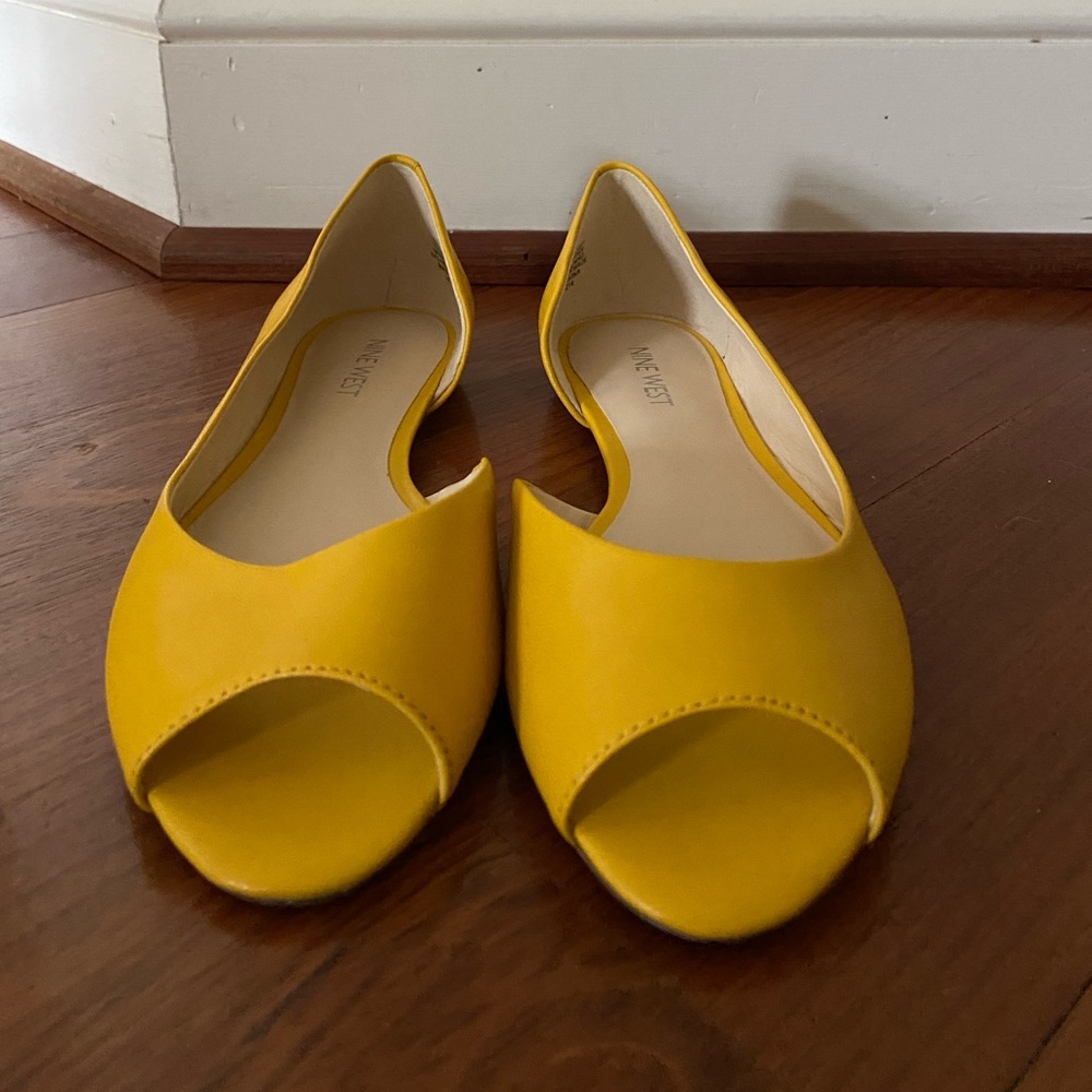 New in box Nine West Yellow Flats, Size 7M